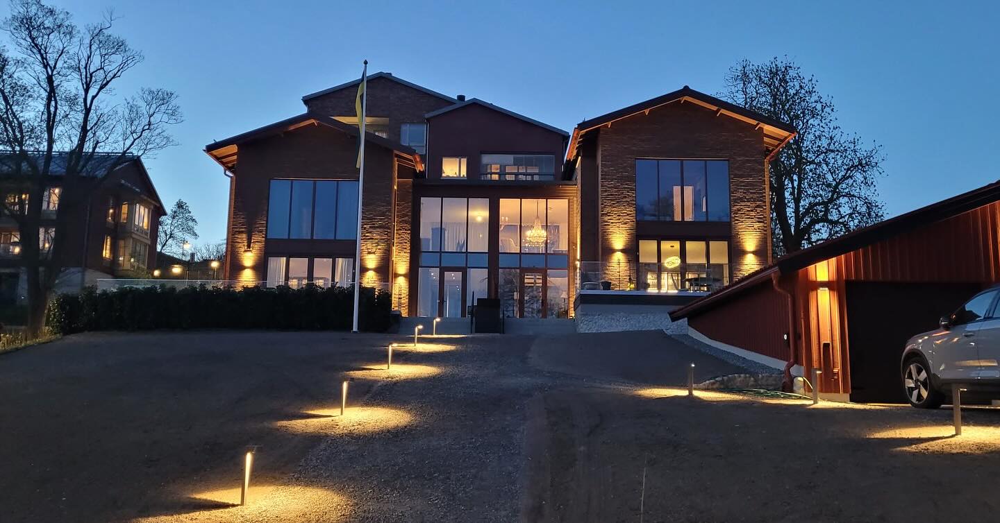 Valborg vid Strandvik - massor av glada besökare och vårt just inflyttade parhus vid Strandviks Backe lyser ikapp med Valborgselden 🔥 så roligt att se husen färdiga och inflyttade 🙂
Happy Valborg alla där ute✌️